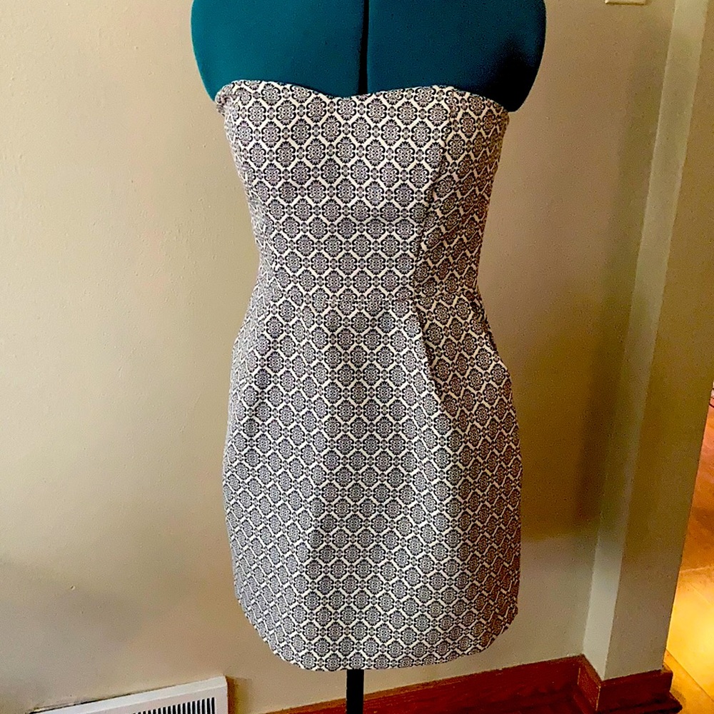 Strapless dress with pockets